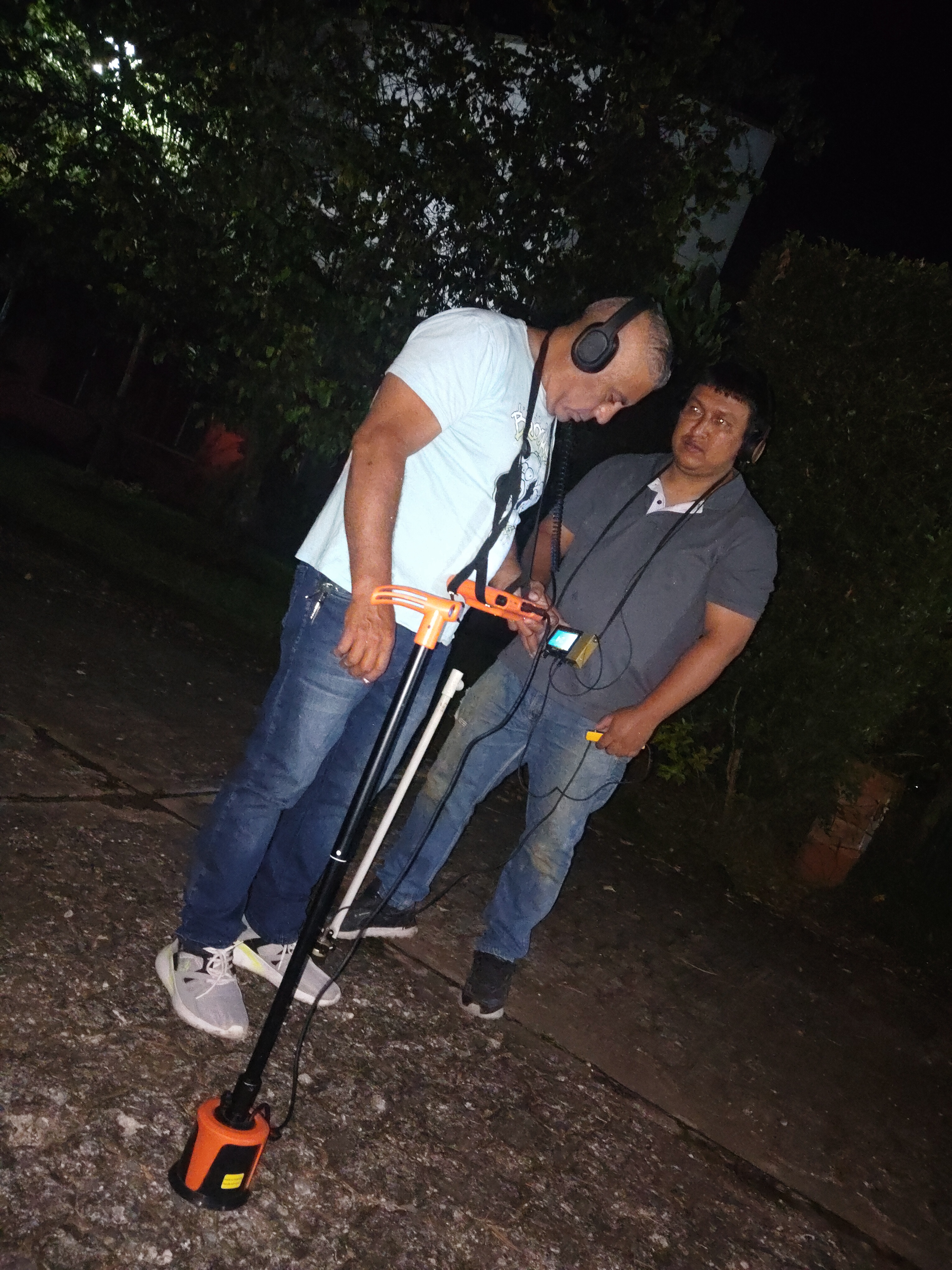 Técnico usando geófono para detectar fuga de agua en piso de casa en Cali